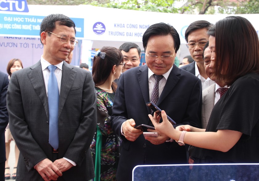 Bộ trưởng Phùng Xuân Nhạ và Bộ trưởng Nguyễn Mạnh Hùng thăm quan một số gian hàng CNTT trước khi Toạ đàm
