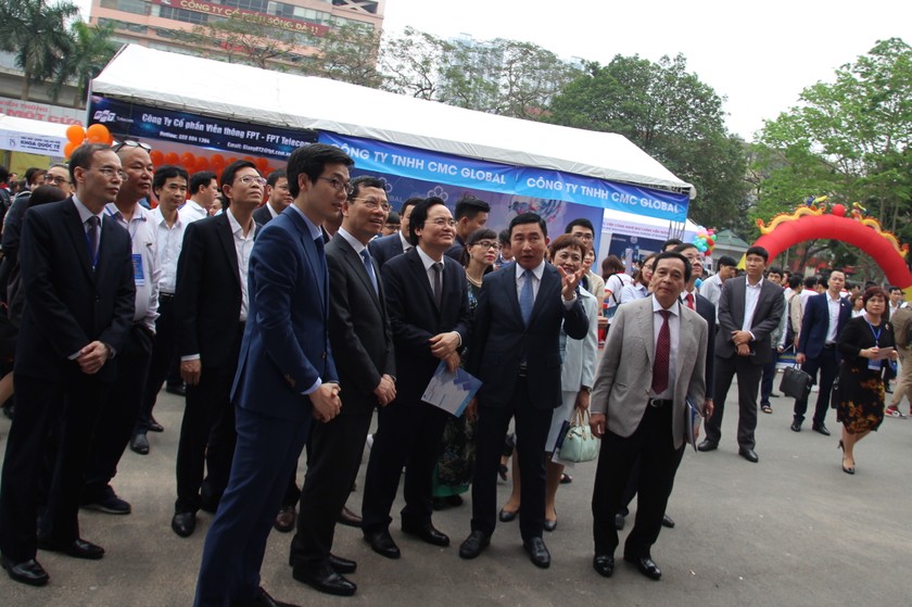 Bộ trưởng Phùng Xuân Nhạ, Bộ trưởng Nguyễn Mạnh Hùng cùng nhiều lãnh đạo các Bộ, ngành, các Trường đại học và Doanh nghiệp tham quan các gian trưng bày hàng công nghệ trong khuôn khổ Toạ đàm