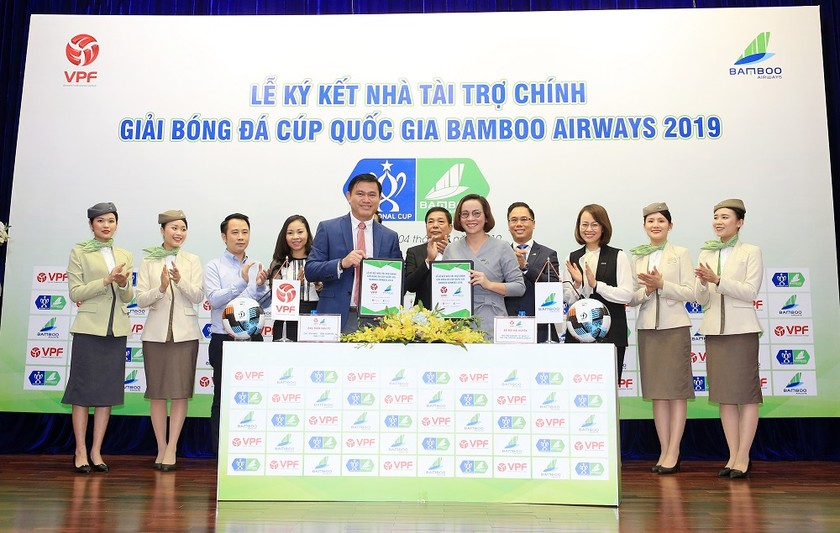 Chủ tịch, TGĐ Công ty VPF – Ông Trần Anh Tú và Phó Tổng Giám đốc Bamboo Airways – Bà Bùi Hải Huyền thực hiện lễ ký kết