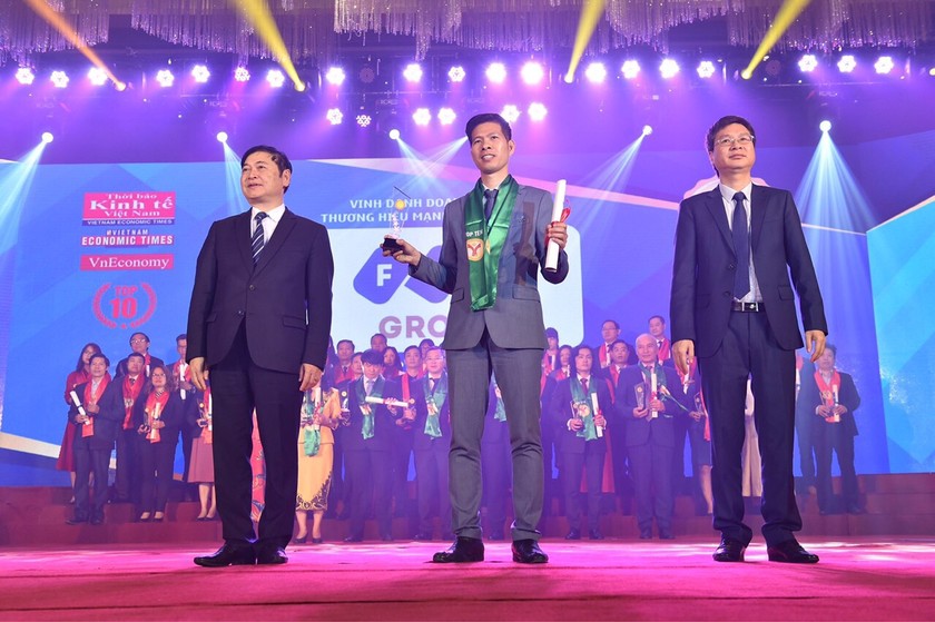 Đại diện Tập đoàn FLC lên nhận danh hiệu Top 10 Doanh nghiệp Thương hiệu mạnh Việt Nam 2018