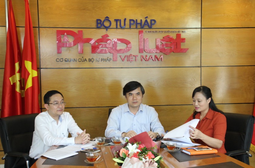 Ông Bùi Văn Linh (ngồi giữa) và ông Phan Hồng Nguyên (bên trái)  giải đáp nhiều câu hỏi quan tâm của độc giả về bạo lực học đường