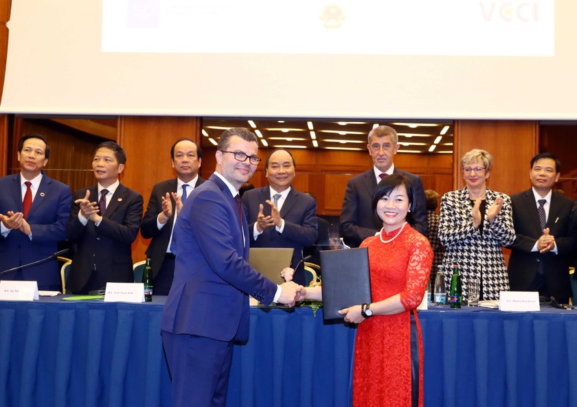 Lễ ký kết và trao đổi Biên bản ghi nhớ giữa hãng hàng không Bamboo Airways và Sân bay quốc tế Praha với sự chứng kiến của Thủ tướng Chính phủ Nguyễn Xuân Phúc Thủ tướng Cộng hòa Séc Andrej Babiš. 