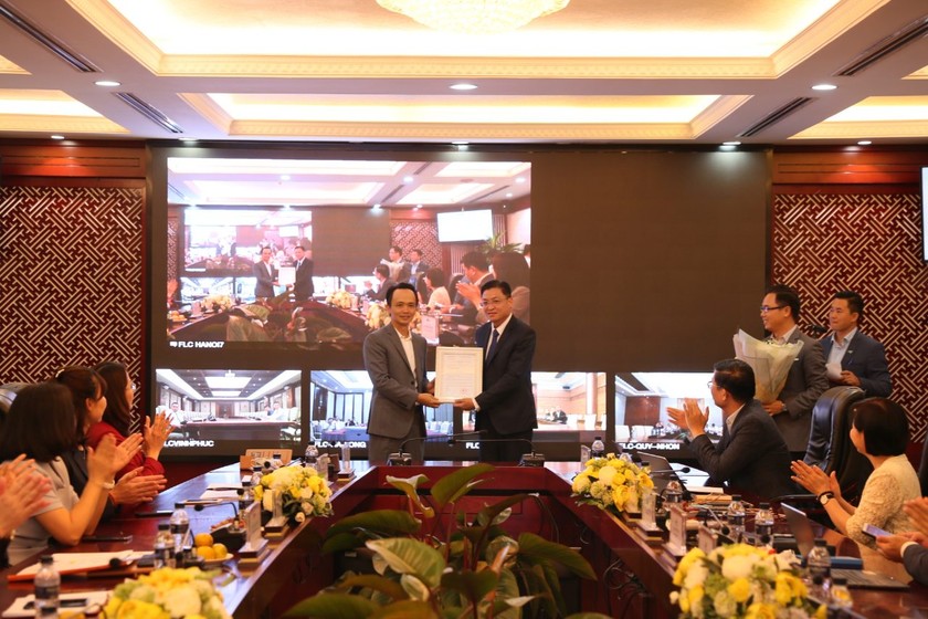 Ông Trịnh Văn Quyết – Chủ tịch HĐQT Tập đoàn FLC, Chủ tịch kiêm Tổng Giám đốc Hãng hàng không Bamboo Airways trao quyết định bổ nhiệm cho ông Trương Phương Thành