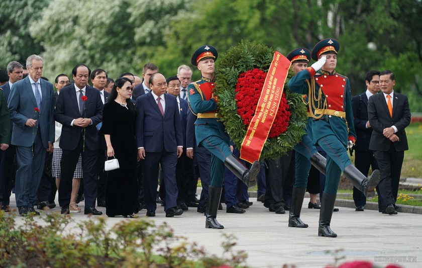 Thủ tướng Nguyễn Xuân Phúc, Phu nhân và Đoàn cấp cao Việt Nam đến viếng, đặt vòng hoa tại Khu tưởng niệm-Nghĩa trang Piskaryovskoye