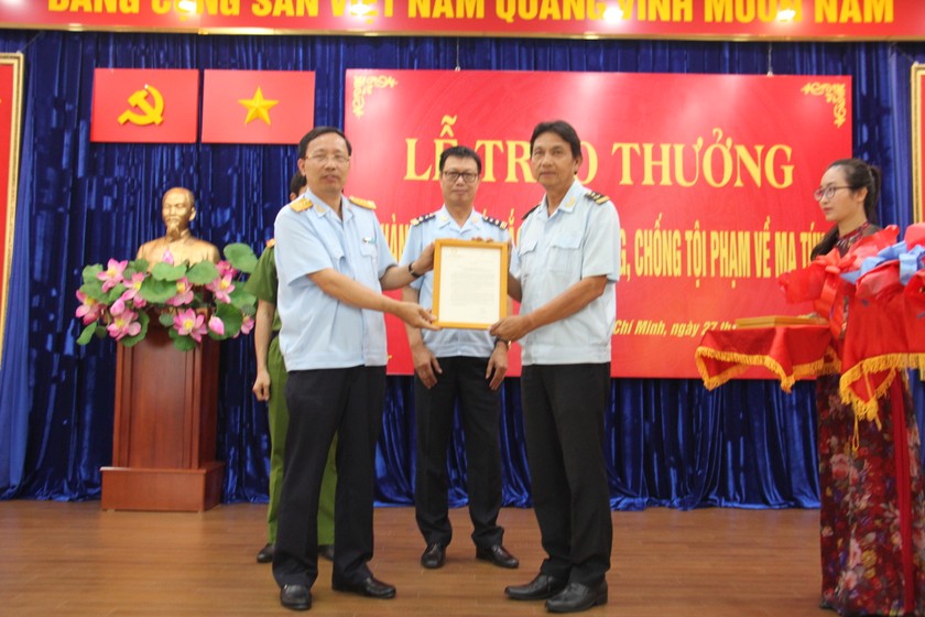Tổng cục trưởng Tổng cục Hải quan Nguyễn Văn Cẩn, Ủy viên Ban Chỉ đạo 389 quốc gia trao Bằng khen ghi nhận thành tích xuất sắc của các lực lượng tham gia phá án