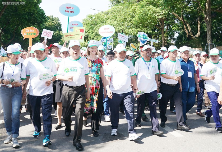 Thủ tướng diễu hành hưởng ứng phong trào chống rác thải nhựa 