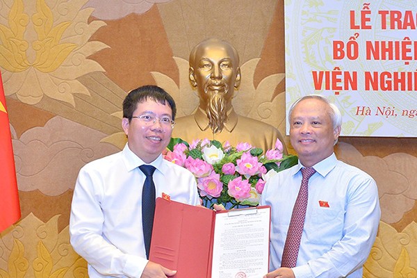 Phó Chủ tịch Quốc hội Uông Chu Lưu trao Nghị quyết bổ nhiệm Viện trưởng Viện Nghiên cứu lập pháp cho ông Nguyễn Văn Hiển