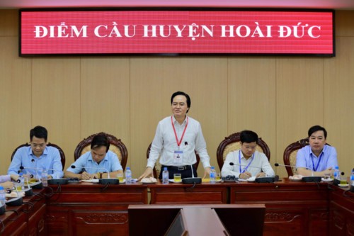 Bộ trưởng Phùng Xuân Nhạ trao đổi với hội đồng thi tại điểm cầu Hoài Đức- Hà Nội (ảnh: Xuân Phú) 