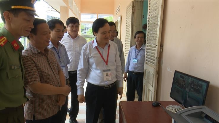 Bộ trưởng Phùng Xuân Nhạ kiểm tra công tác chấm thi tại tỉnh Bình Định