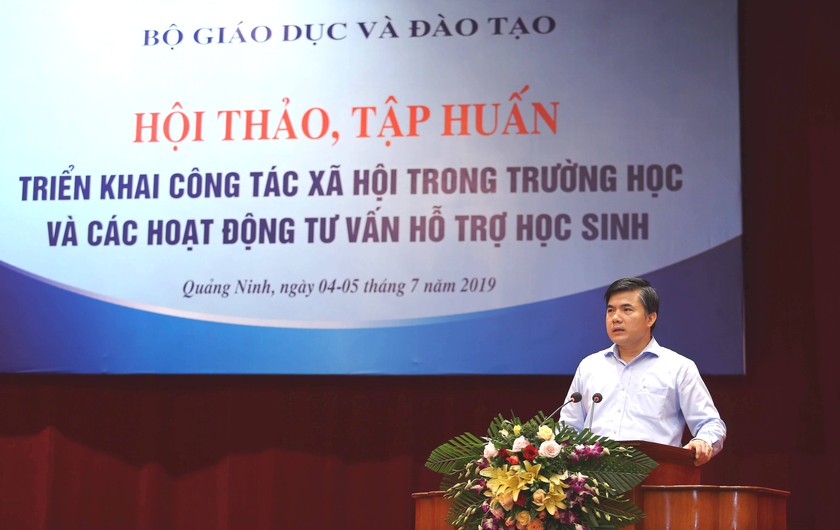 Ông Bùi Văn Linh phát biểu tại Hội thảo, tập huấn triển khai công tác xã hội trong trường học 
và các hoạt động tư vấn hỗ trợ học sinh
