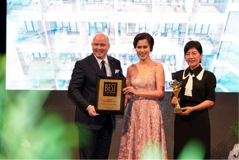 Ông Lee Pearce – Tổng quản lý Khách sạn Novotel Phu Quoc Resort nhận giải Leading Family Resorts 2019 từ Ban Tổ chức