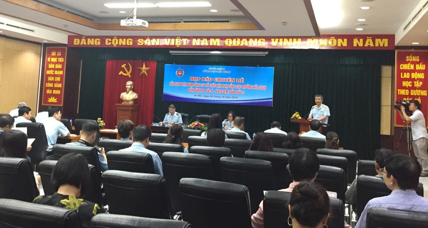 Phó Tổng cục trưởng Tổng cục Hải quan Mai Xuân Thành chủ trì họp báo.