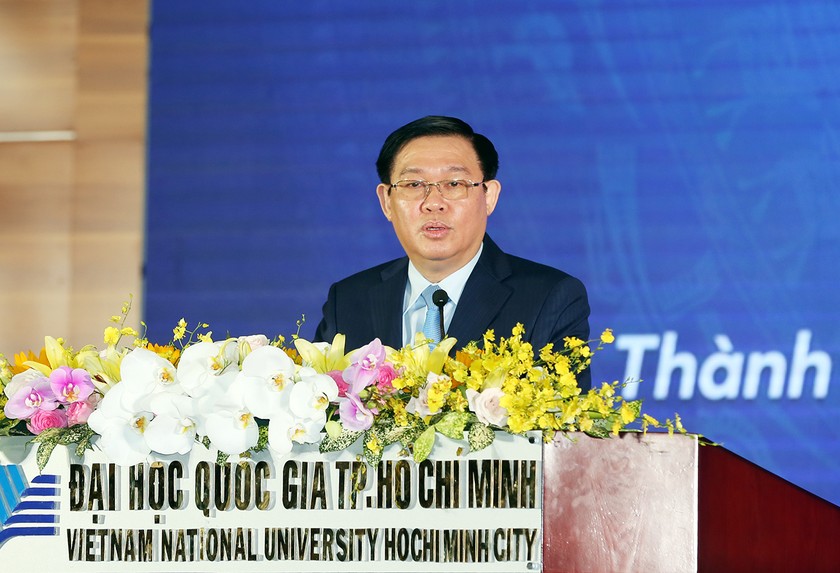 Phó Thủ tướng Vương Đình Huệ nêu rõ: Tự chủ đại học không có nghĩa là các trường đại học phải hoàn toàn “tự túc”, “tự bơi” về mặt tài chính mà là các trường được chủ động hơn về mọi mặt, trong đó có các quyết định về tài chính.