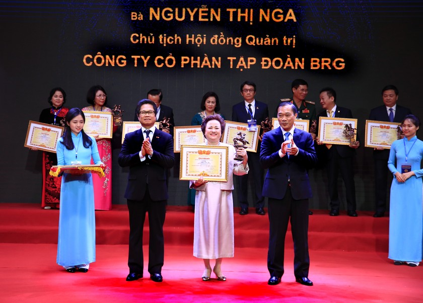 Madame Nguyễn Thị Nga được vinh danh trong Top 20 doanh nhân tiêu biểu nhất năm 2019