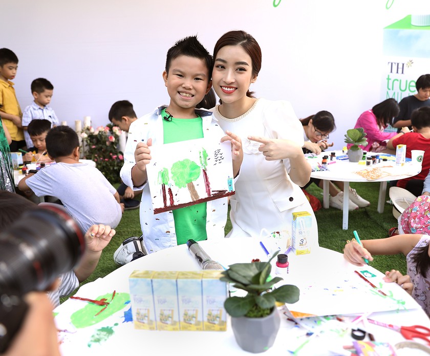 “Cậu bé biết tuốt” Minh Khang và Hoa hậu Việt Nam Đỗ Mỹ Linh tại sự kiện 