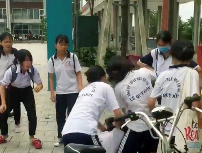 Sự việc nhiều nữ sinh lớp 8 quây đánh nữ sinh lớp 9 trường THCS Lê Quý Đôn gây xôn xao dư luận những ngày vừa qua. 