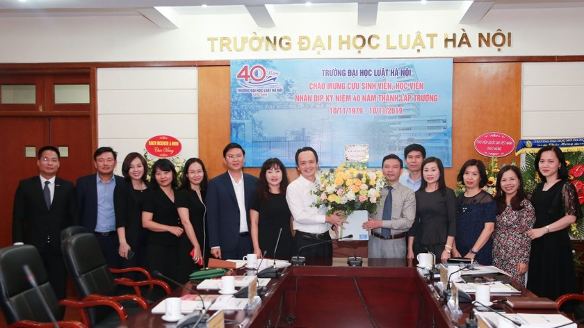 Chủ tịch Tập đoàn FLC về thăm lại Đại học Luật Hà Nội, nơi ông từng theo học, để chúc mừng các thầy cô giáo nhân kỷ niệm 40 năm thành lập trường