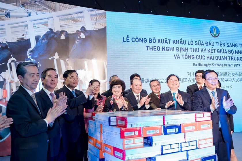 Phó Thủ tướng Chính phủ Vương Đình Huệ chứng kiến Lễ công bố lô sản phẩm sữa đầu tiên xuất sang Trung Quốc.