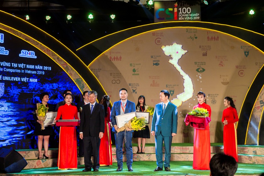 Ông Đỗ Thái Vương, Phó Chủ tịch Phát triển Bền vững & Đối ngoại, đại diện Unilever Việt Nam nhận danh hiệu “Top 10 Doanh nghiệp bền vững” tại Lễ công bố Doanh nghiệp Bền vững Việt Nam năm 2019.