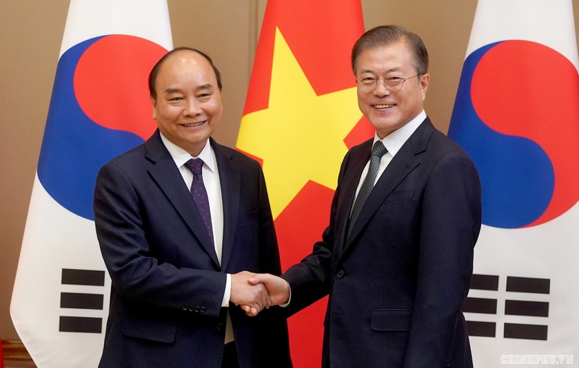 Thủ tướng Nguyễn Xuân Phúc và Tổng thống Hàn Quốc Moon Jae-in. Ảnh: VGP/Quang Hiếu