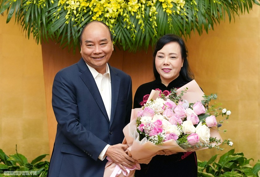 Thủ tướng Nguyễn Xuân Phúc tặng hoa nguyên Bộ trưởng Bộ Y tế Nguyễn Thị Kim Tiến