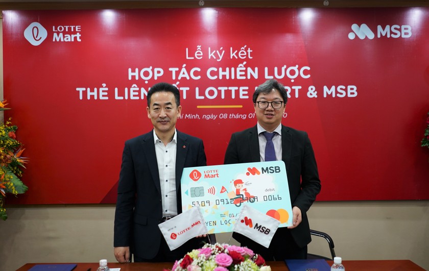 Ông Kang Min Ho – Tổng giám đốc LOTTE Mart Việt Nam và ông Nguyễn Hoàng Linh  – Phó Tổng giám đốc MSB đại diện hai bên ký kết hợp tác.