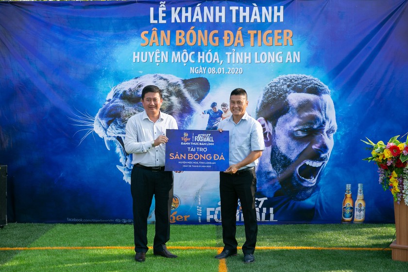 Đại diện HEINEKEN Việt Nam trao bảng tài trợ cho đại diện huyện Mộc Hóa, tỉnh Long An