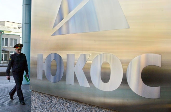 Hội đồng Trọng tài từng ra phán quyết yêu cầu Nga phải trả 50 tỷ USD cho các cựu cổ đông của Yukos . (Ảnh minh họa: Moscow Times)