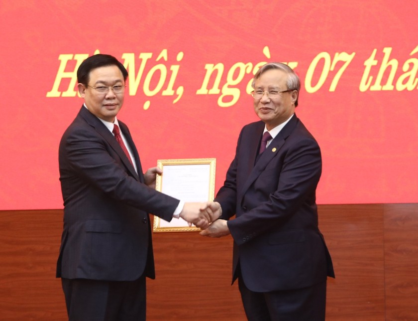 Thường trực Ban Bí thư Trần Quốc Vượng (bên phải) trao Quyết định của Bộ Chính trị phân công Phó Thủ tướng Vương Đình Huệ (bên trái) làm Bí thư Thành ủy Hà Nội nhiệm kỳ 2015-2020