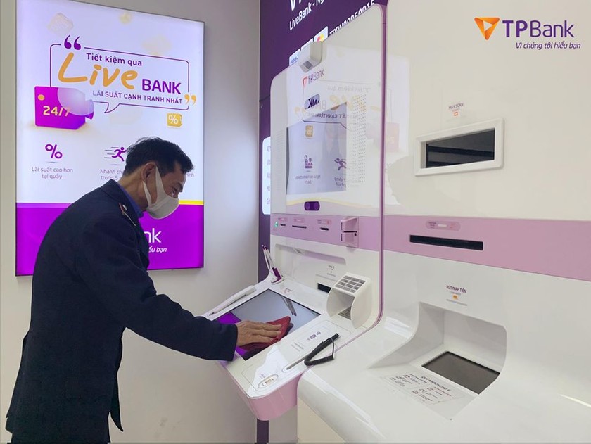 TPBank đã đồng loạt phun thuốc khử trùng và trang bị nước rửa tay tại các ngân hàng tự động LiveBank