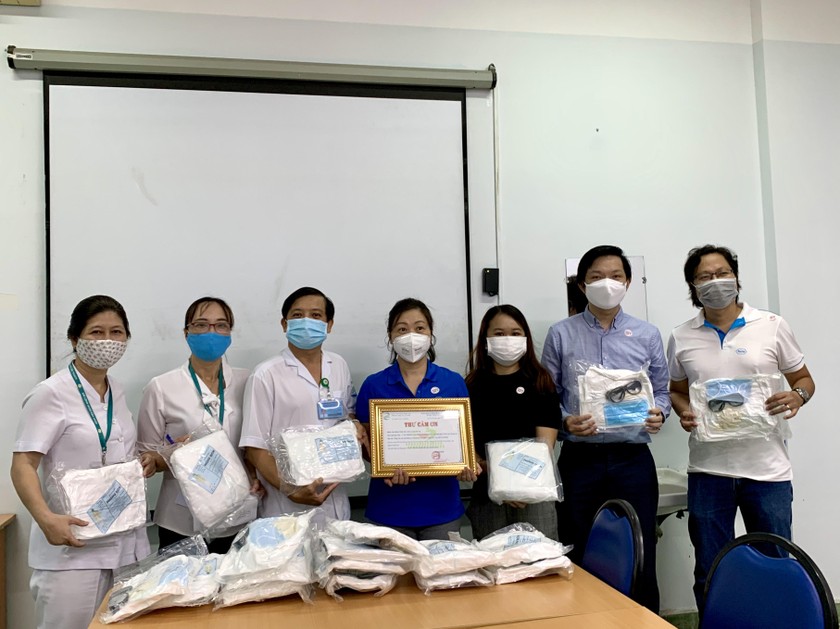 Roche Pharma Việt Nam trao tặng 600 bộ đồ bảo hộ y tế cho Bệnh viện Nhiệt đới Trung ương