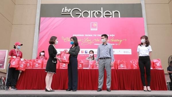 Bà Nguyễn Thị Thu Hà - Chủ tịch HĐQT Công ty TNHH Thương mại The Garden trao các phần quà cho đại diện các phường