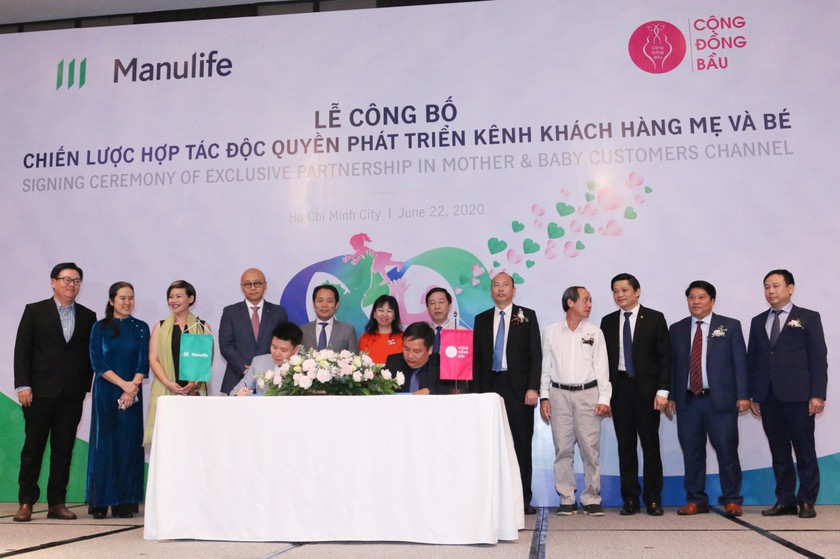 Đại diện Manulife Việt Nam và Cộng đồng Bầu ký kết Hợp tác độc quyền phát triển kênh khách hàng Mẹ và Bé