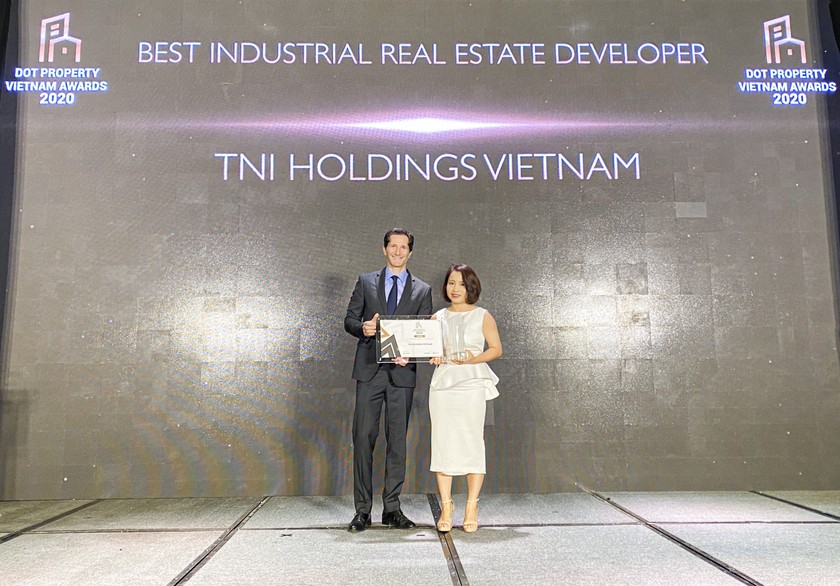 Bà Vũ Thu Hằng – Giám đốc Kinh doanh, đại diện TNI Holdings Vietnam nhận giải