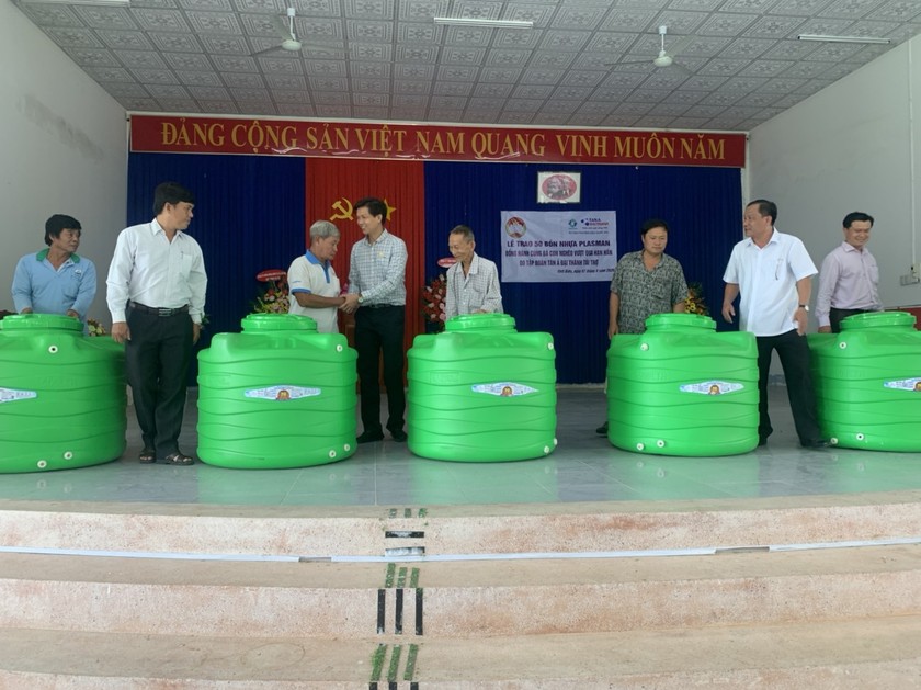Đại diện tập đoàn Tân Á Đại Thành tặng bồn nước cho người dân các tỉnh hạn mặn miền Tây