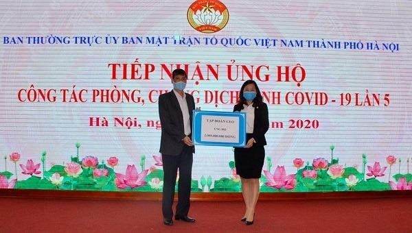 Đại diện Tập đoàn CEO – bà Phan Lê Mỹ Hạnh, Phó Tổng Giám đốc - đã trao tặng 2 tỷ đồng cho đại diện Ban Thường trực Ủy ban MTTQ Việt Nam TP.Hà Nội.