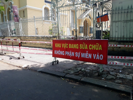 UBND Q.1, phòng Quản lý đô thị Q.1 cho phép Chủ đầu tư sử dụng tạm vỉa hè đường Lê Thị Hồng Gấm để phục vụ cho hoạt động sửa chữa hạng mục lún nứt của công trình Bảo tàng Mỹ thuật TP HCM