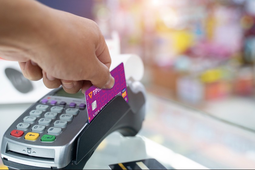 Khách hàng có thể sử dụng thẻ ATM của TPBank để giao dịch trực tiếp tại Hàn Quốc.