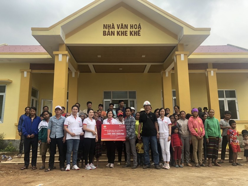 Vượt qua nhiều khó khăn, đoàn CBNV Tập đoàn TNG Holdings Vietnam đã đến được bản Khe Khế nơi bị mưa lũ chia cách nhiều tuần.