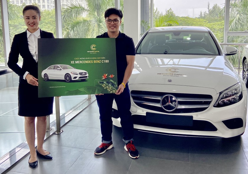 Đại diện kinh doanh dự án Meyhomes Capital Phú Quốc trao ô tô cho khách hàng