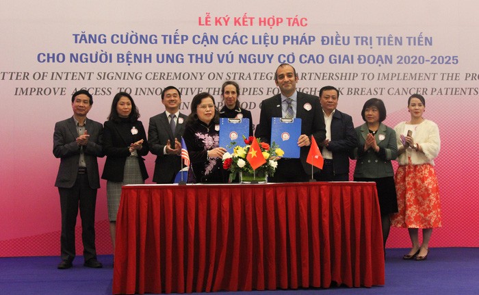 PGS.TS Nguyễn Thị Xuyên (bên trái), Chủ tịch Tổng Hội y học Việt Nam ký kết Đề án với đại diện Roche Việt Nam