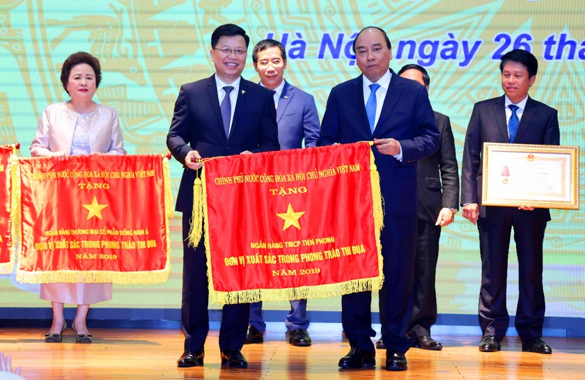 Ông Nguyễn Hưng, Tổng Giám đốc TPBank vinh dự nhận cờ thi đua từ Thủ tướng Chính phủ Nguyễn Xuân Phúc)