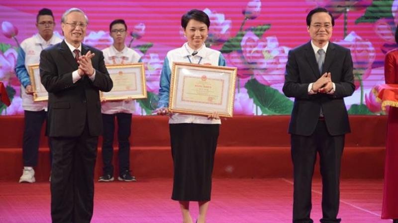 Ủy viên Bộ Chính trị, Thường trực Ban Bí thư Trần Quốc Vượng và Bộ trưởng Bộ GDĐT Phùng Xuân Nhạ trao giải Nhất cuộc thi "Tuổi trẻ học tập và làm theo tư tưởng, đạo đức, phong cách Hồ Chí Minh" năm 2020.