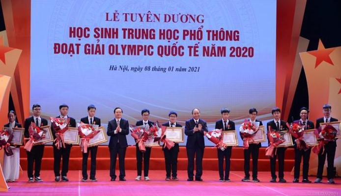 Thủ tướng Nguyễn Xuân Phúc trao tặng Huân chương Lao động cho các em học sinh đoạt Huy chương Vàng tại kỳ thi Olympic quốc tế năm 2020.