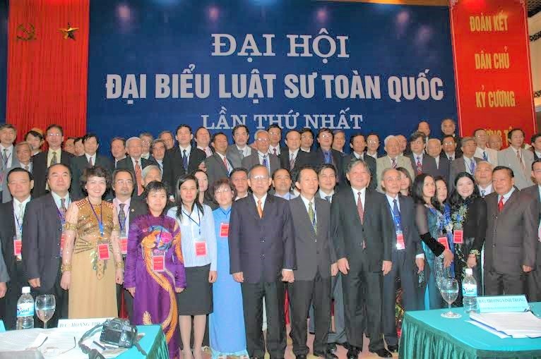 Phó Thủ tướng Trương Vĩnh Trọng chụp ảnh lưu niệm cùng các đại biểu tại Đại hội đại biểu Luật sư toàn quốc lần thứ nhất.