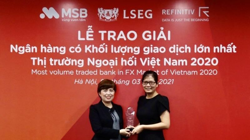 Bà Nguyễn Thị Thùy Dương - GĐ Quản lý kinh doanh Ngoại tệ và Phái sinh - Ngân hàng Định chế Tài chính MSB nhận giải thưởng từ Refinitiv