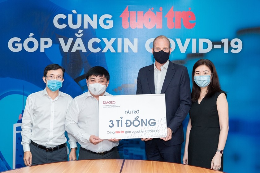 Ông Jos Duursema - Giám đốc Điều hành công ty TNHH Diageo Việt Nam (thứ 2 từ phải qua) - trao tặng 3 tỷ đồng cho chương trình “Cùng Tuổi Trẻ góp vắc-xin Covid-19” tại Báo Tuổi trẻ.