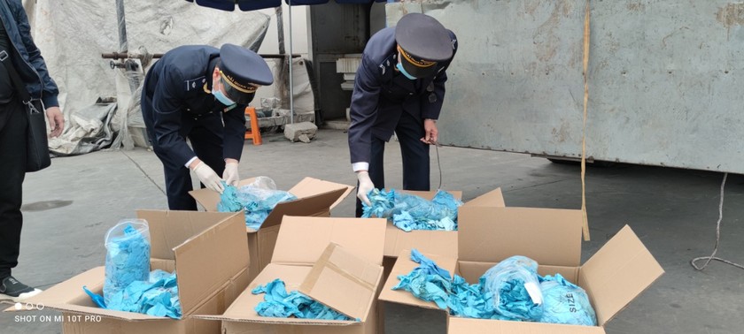 Lô hàng găng tay đã qua sử dụng của Công ty TNHH Ngọc Diệp bị Hải quan Lạng Sơn phát hiện.