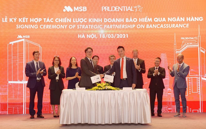 Đại diện lãnh đạo MSB và  Prudential Việt Nam ký hợp tác chiến lược kinh doanh bảo hiểm qua ngân hàng.