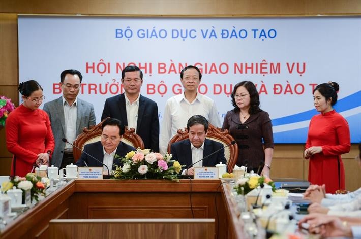 Nguyên Bộ trưởng Phùng Xuân Nhạ và Bộ trưởng Nguyễn Kim Sơn ký biên bản chuyển giao nhiệm vụ Bộ trưởng Bộ Giáo dục và Đào tạo
